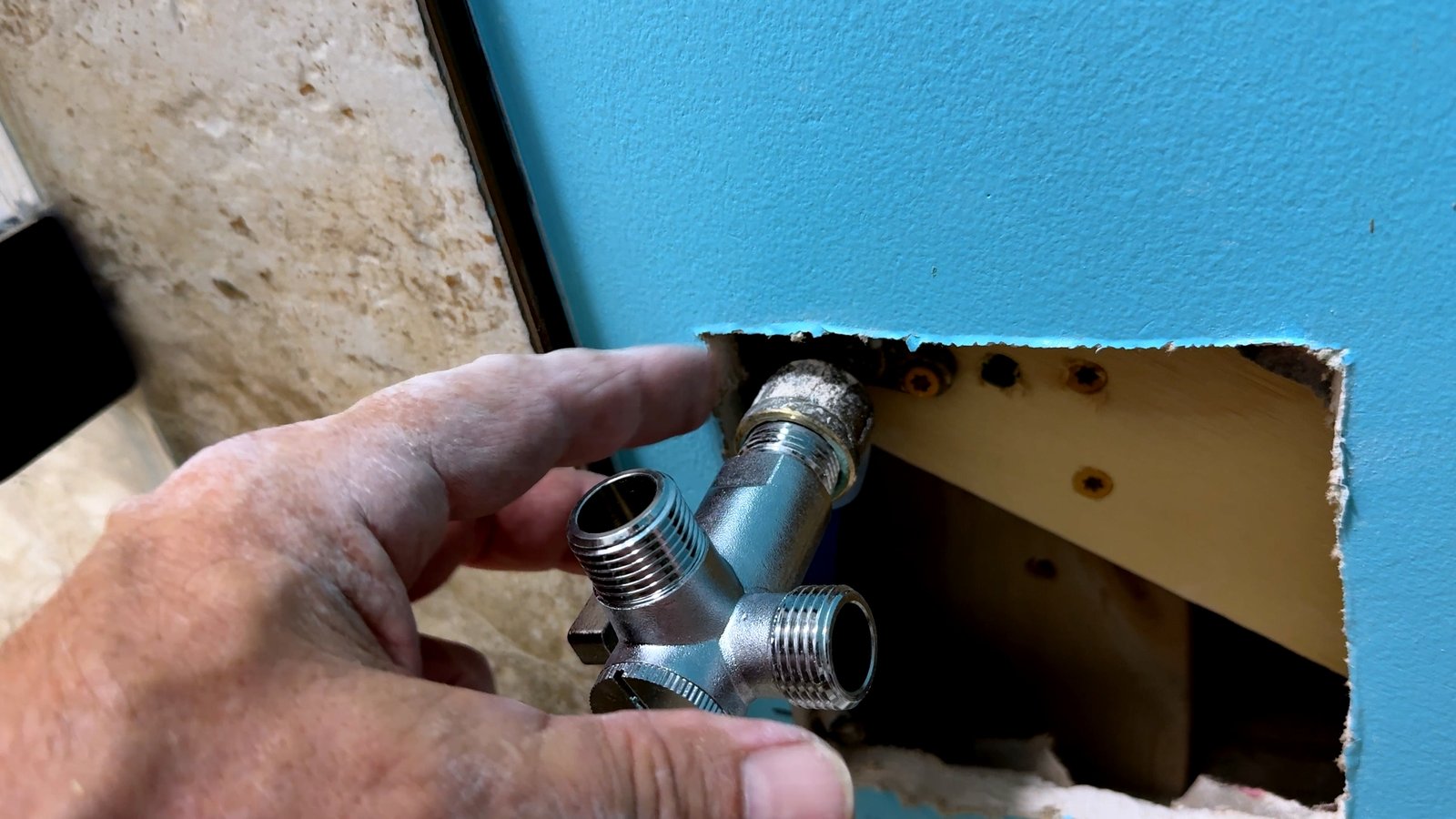 Three-way water shutoff valve during EPLO U8 MAX installation